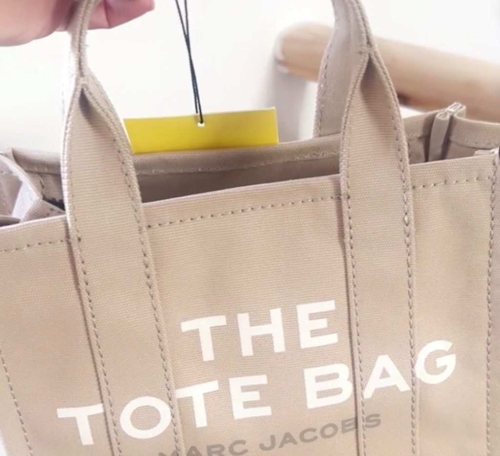 Carla Bellucci wants £2,000 in cash