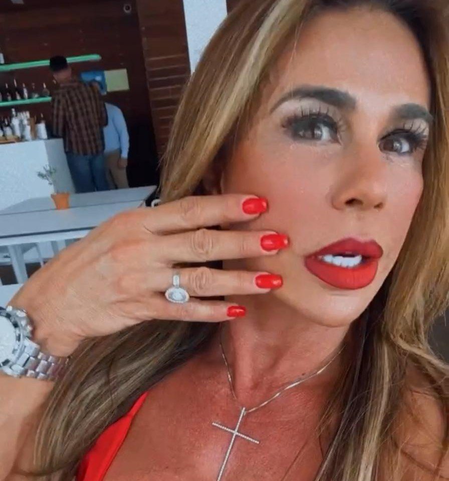 Fitness coach Andréa Sunshine, 56, bought herself a 2.5-carat oval ring and popped the question to herself
