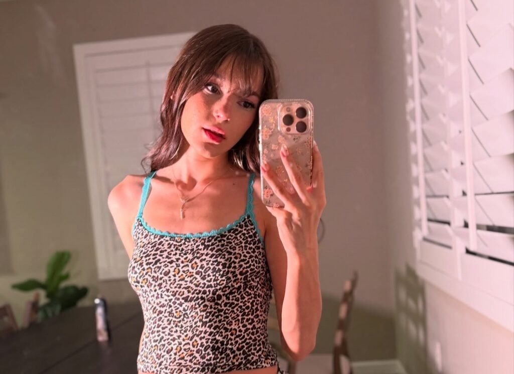 onyfans model Katrina position for a photo