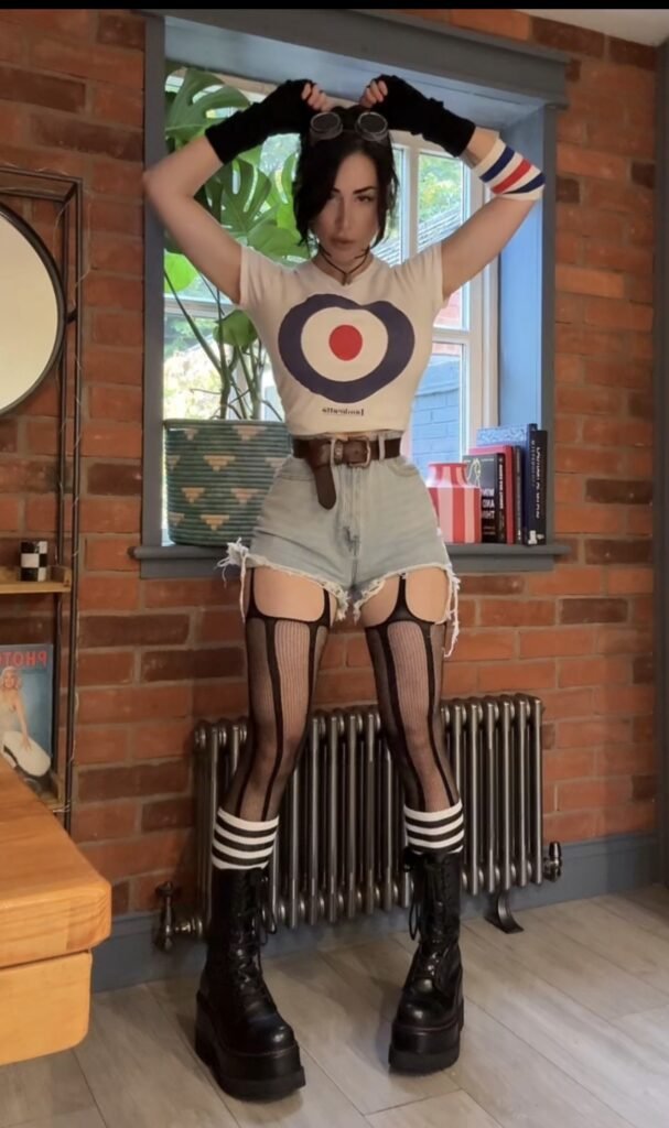 onyfans model Reede Fox position for a photo