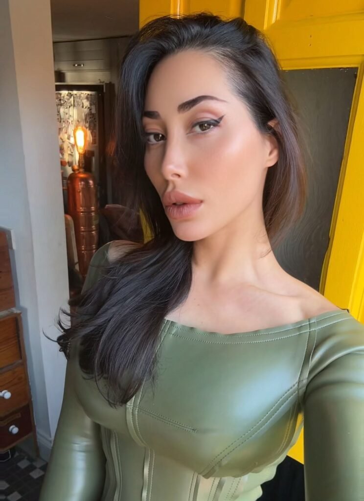 onyfans model Reede Fox position for a photo