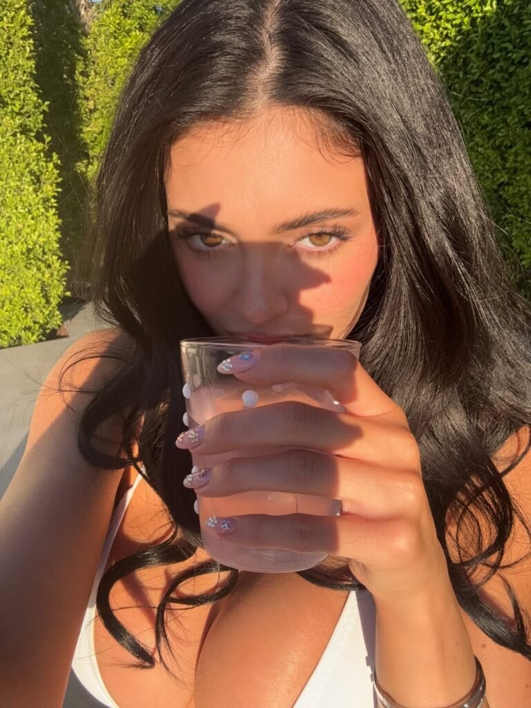 celebrity Kylie Jenner position for a photo