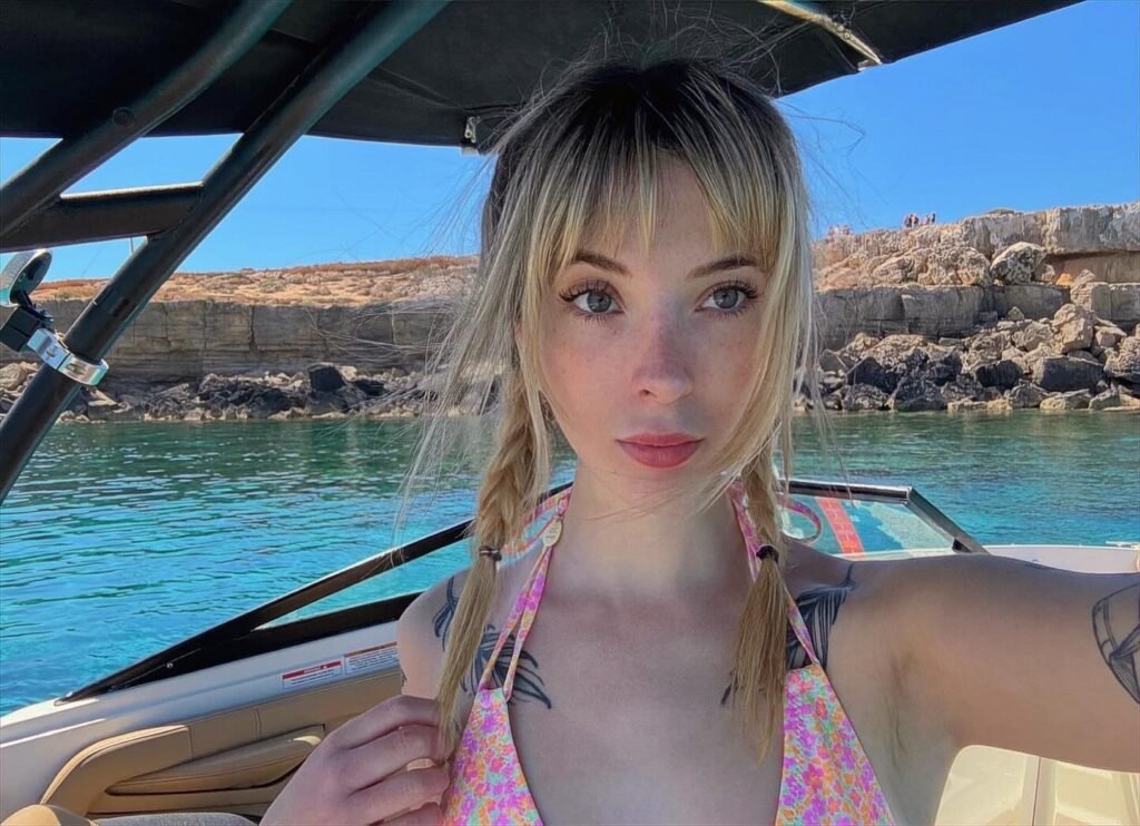 onyfans model Jade Vow position for a photo