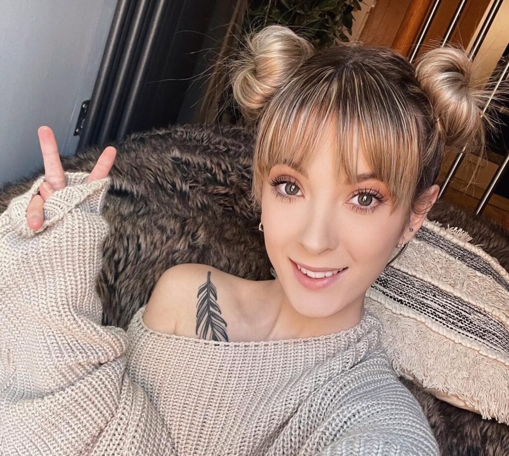 onyfans model Jade Vow position for a photo