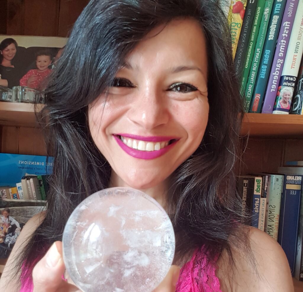 Celebrity psychic Inbaal Honigman has read the auras of Taylor Swift