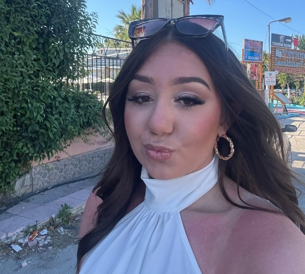 Phoenix McPike spotted a heavy eye bag on her Greek holiday