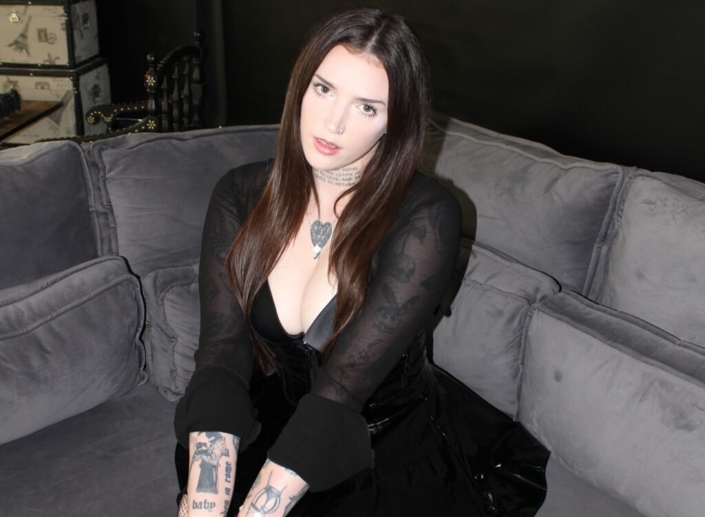 OnlyFans model Amy Wilde posing for a photo