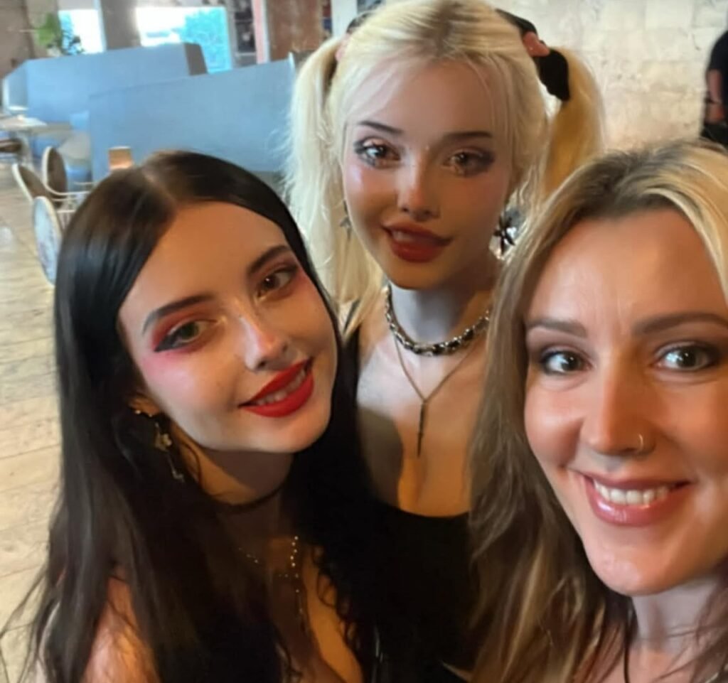 Julia (L) and Lauren (C) Burch with their mum (R) posing for a photo