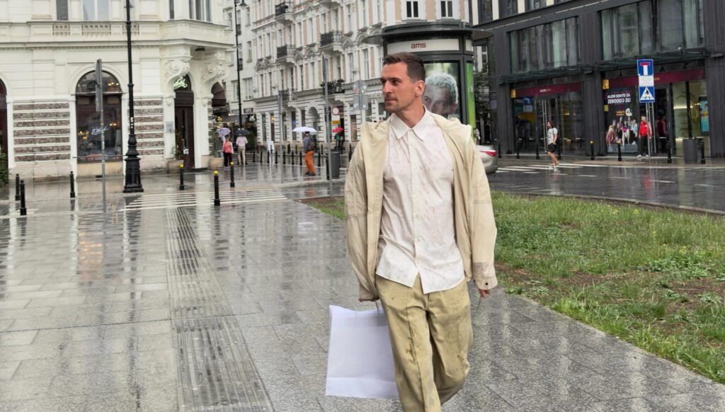 Arkadiusz Milik overtook on a zebra crossing in front of police