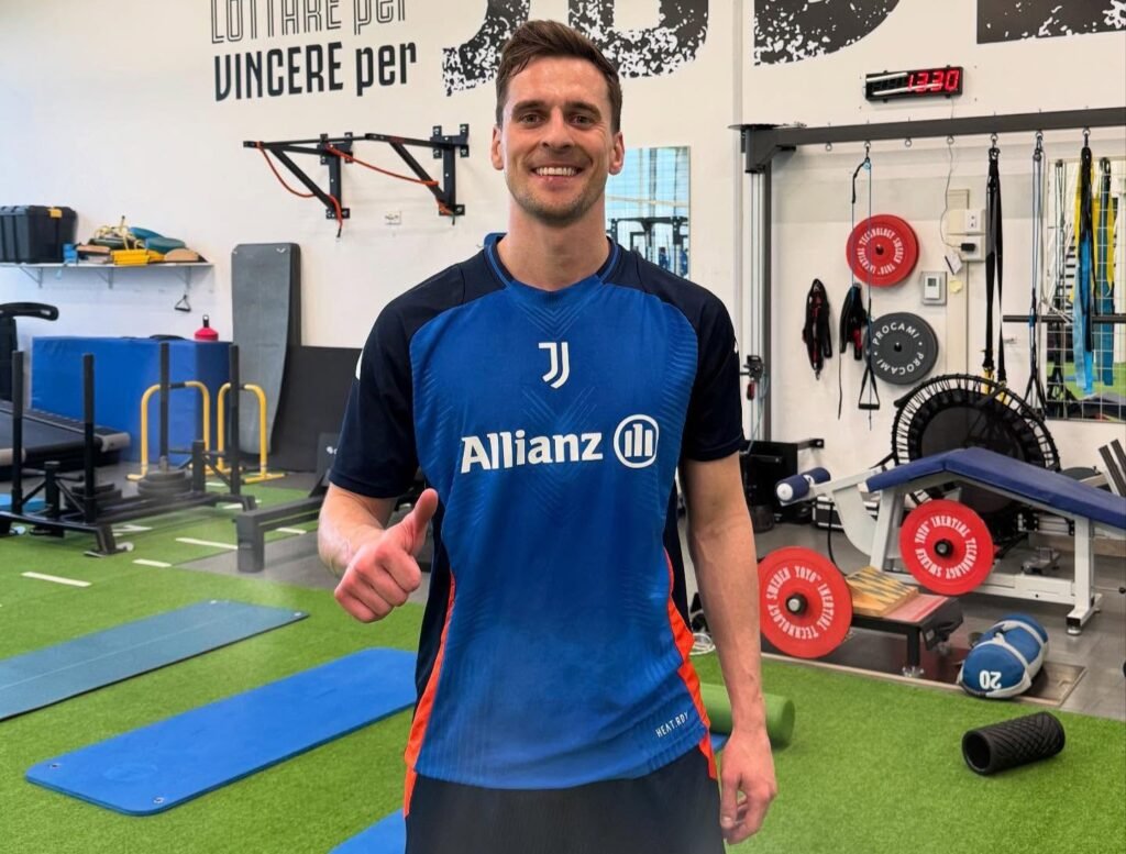 Arkadiusz Milik overtook on a zebra crossing in front of police